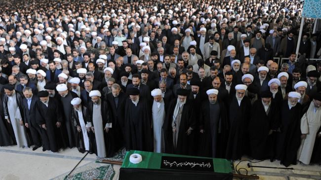 Ayatollah Khamenei leads prayers in memory of late Ayatollah Mahdavi