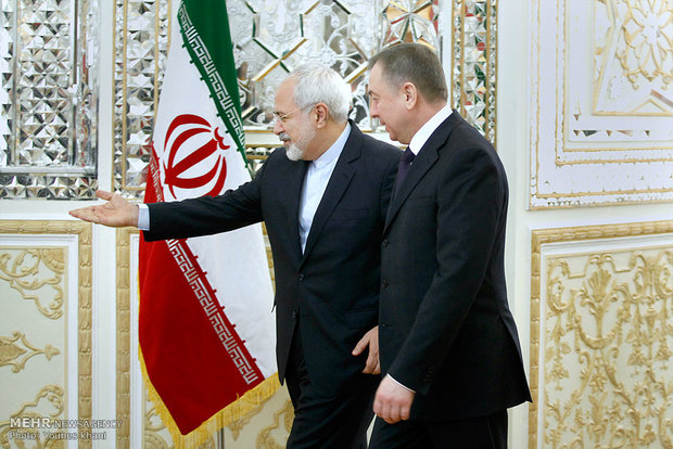 Belarus foreign minister Vladimir Makei meets Iran's FM Zarif in Tehran on Dec 27, 2014.
