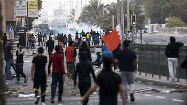 Bahraini protesters clash with police following a demonstration to mark the fourth anniversary of the countrys popular uprising on February 14, 2015.(AFP photo)