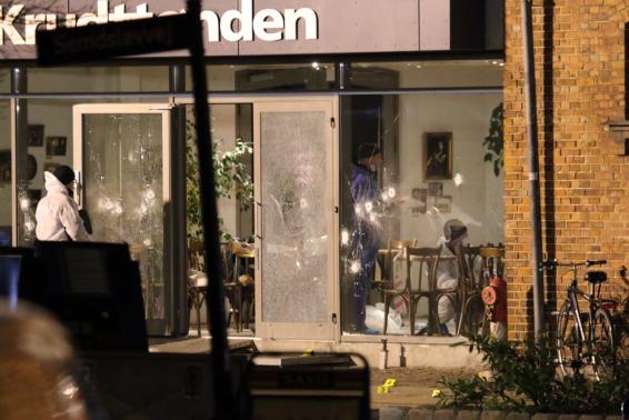 Forensic investigators are seen at the site of a shooting in Copenhagen February 14, 2015. CREDIT: REUTERS/MATHIAS OEGENDAL/SCANPIX DENMARK