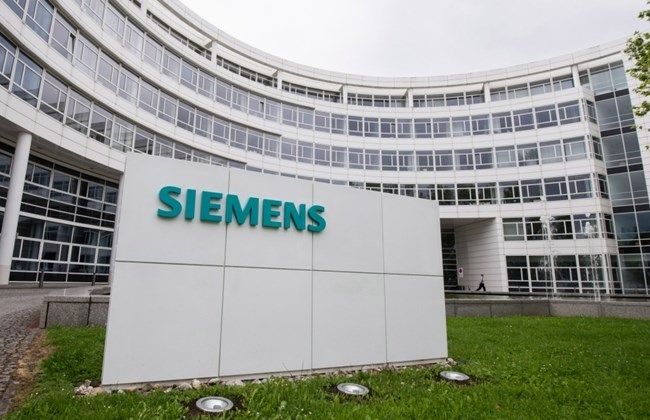 A Siemens logo is pictured on an office building of Siemens AG in Munich May 30, 2014. REUTERS/Lukas Barth