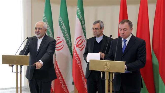 Irans Foreign Minister Mohammad Javad Zarif (L) and his Belarusian counterpart Vladimir Makei meet in Belarus capital Minsk on February 17, 2015 before attending a joint press conference.
