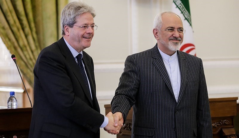 Irans Foreign Minister Mohammad Javad Zarif (R) and his Italian counterpart Paolo Gentiloni attend a joint press conference in Tehran on February 28, 2015.