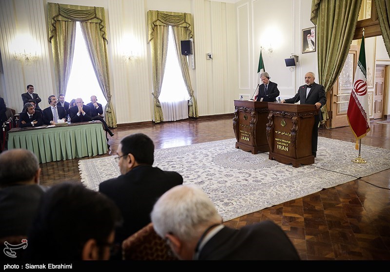 Irans Foreign Minister Mohammad Javad Zarif (R) and his Italian counterpart Paolo Gentiloni attend a joint press conference in Tehran on February 28, 2015.