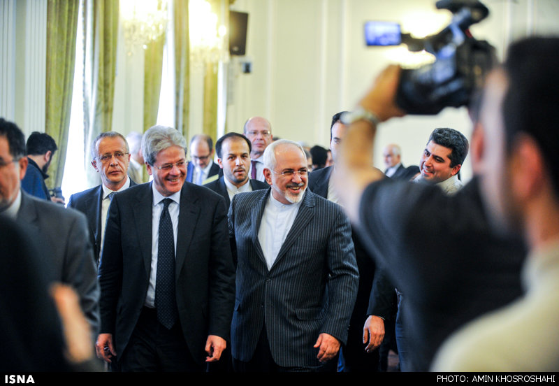 Irans Foreign Minister Mohammad Javad Zarif (R) and his Italian counterpart Paolo Gentiloni attend a joint press conference in Tehran on February 28, 2015.