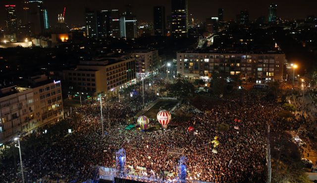 Anti-Netanyahu rally in Tel Aviv's Rabin Square. Photo by Moti Milrod