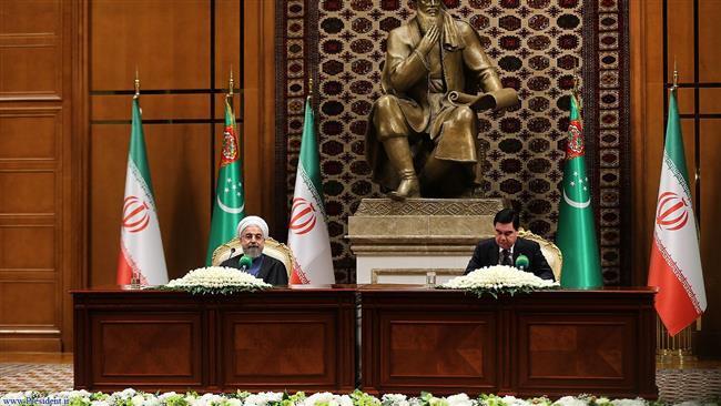 Iranian President Hassan Rouhani (L) in a press conference with his Turkmen counterpart Gurbanguly Berdimuhamedow in Ashgabat on March 11, 2015.